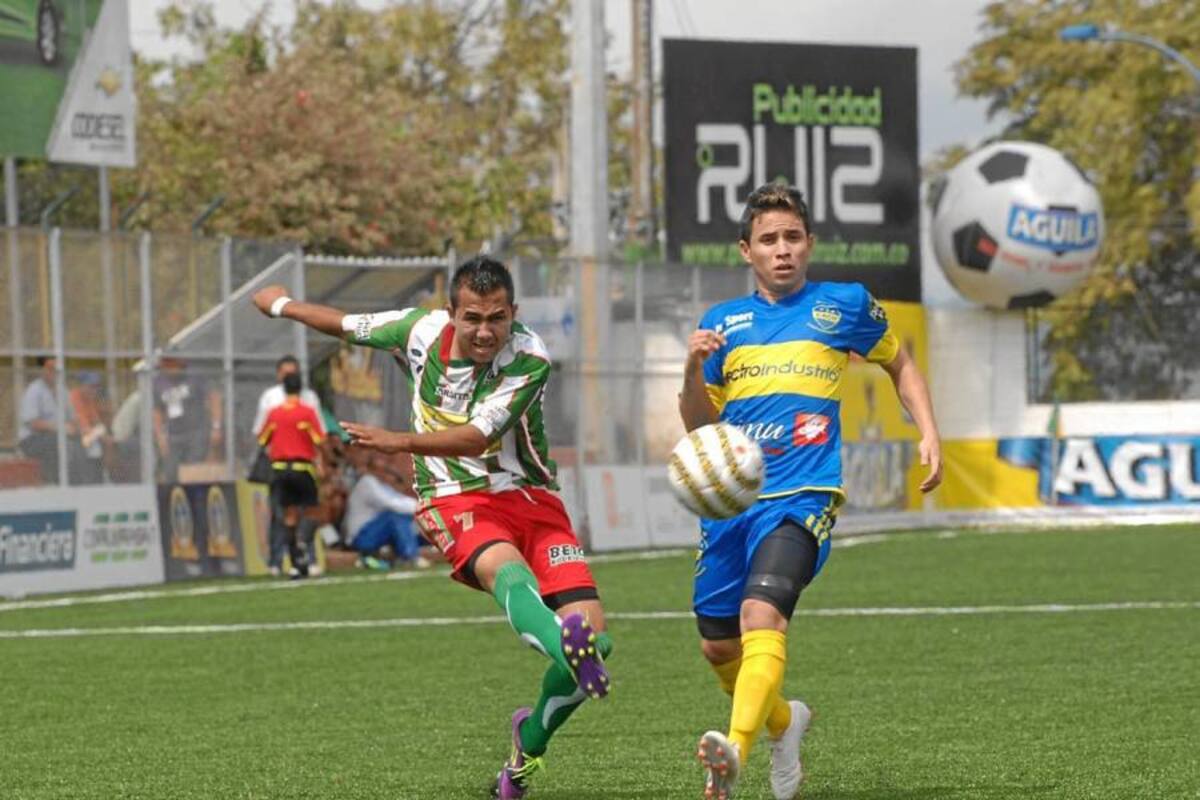 El duelo entre Electroindustrial – Campo Hermoso y Arditas – Rionegro cerró la programación de la primera fecha del Torneo de la cancha Marte, y que se saldó con victoria del primero por marcador de 2 – 1. (Foto: Jaime del Río / VANGUARDIA LIBERAL)