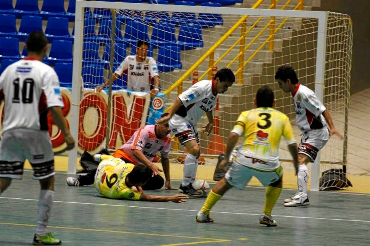 Luego de empatar ante Motilones FDS en el coliseo Bicentenario Alejandro Galvis Ramírez, Bucaramanga FSC intentará derrotar como visitante a P&Z de Bogotá, en cumplimiento de la segunda fecha de la IV Copa Postobón Profesional de Microfútbol. (Foto: Nelson Díaz / VANGUARDIA LIBERAL)