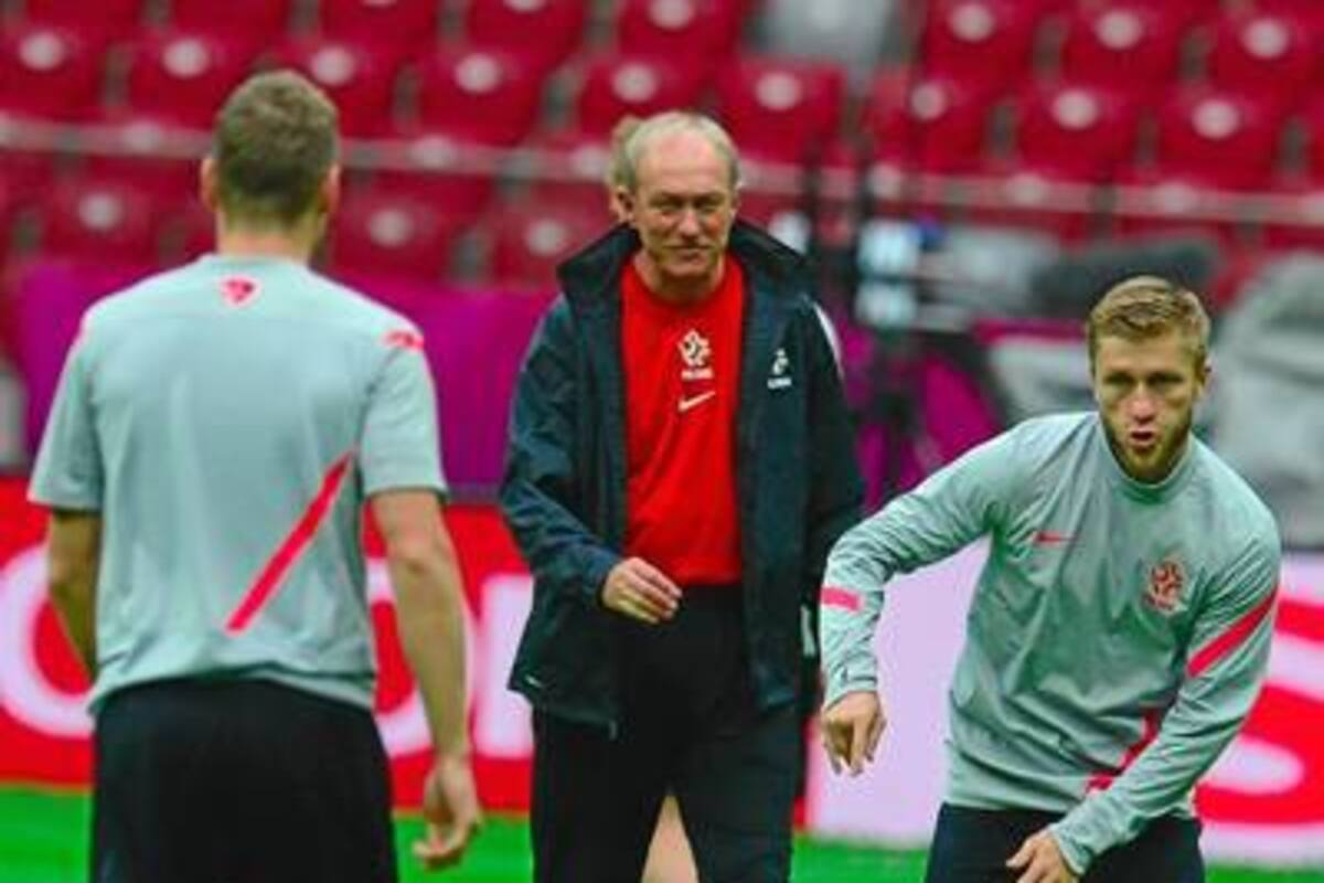 El entrenador de la selección polaca Franciszek Smuda observa a su jugador Jakub Blaszczykowski durante el entrenamiento del equipo celebrado ayer en el estadio nacional de Varsovia. Polonia se enfrentará hoy a Rusia en partido correspondiente a la segunda fecha del grupo A de la Eurocopa – 2012. (Foto: EFE / VANGUARDIA LIBERAL)