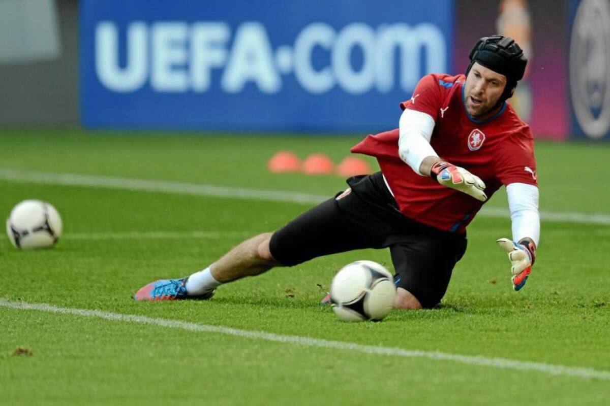 Pese a los cuatro goles encajados en el estreno ante Rusia, el arquero Petr Cech es prenda de garantía en el pórtico de su selección que hoy buscará los tres puntos ante Grecia, para mantenerse con vida en la Eurocopa – 2012. (Foto: AFP / VANGUARDIA LIBERAL)