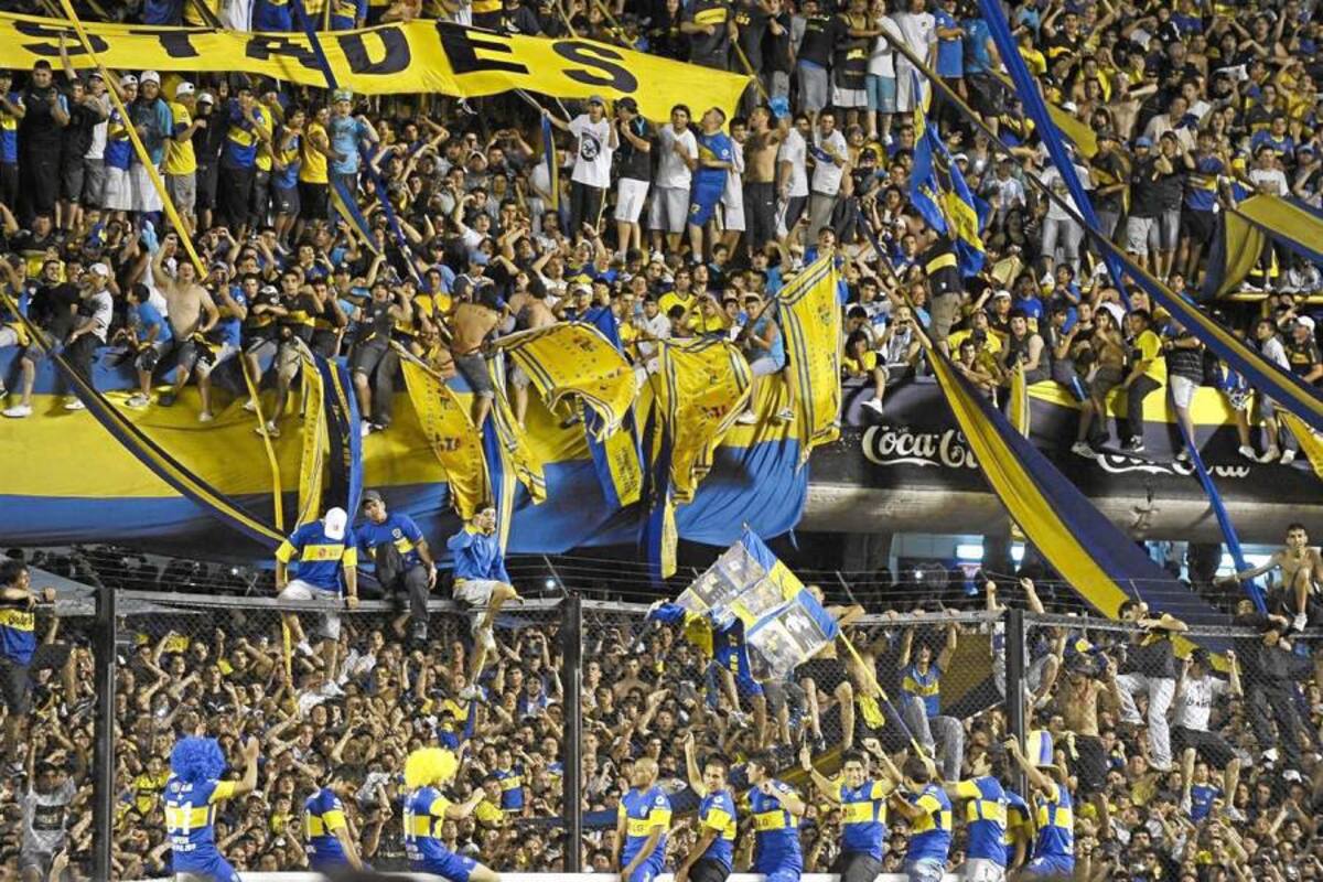 Los jugadores de Boca Juniors celebraron con sus hinchas no sólo la obtención del título, sino la gran campaña realizada, la cual les permitió terminar de manera invicta el torneo apertura. (Foto: AFP / VANGUARDIA LIBERAL)