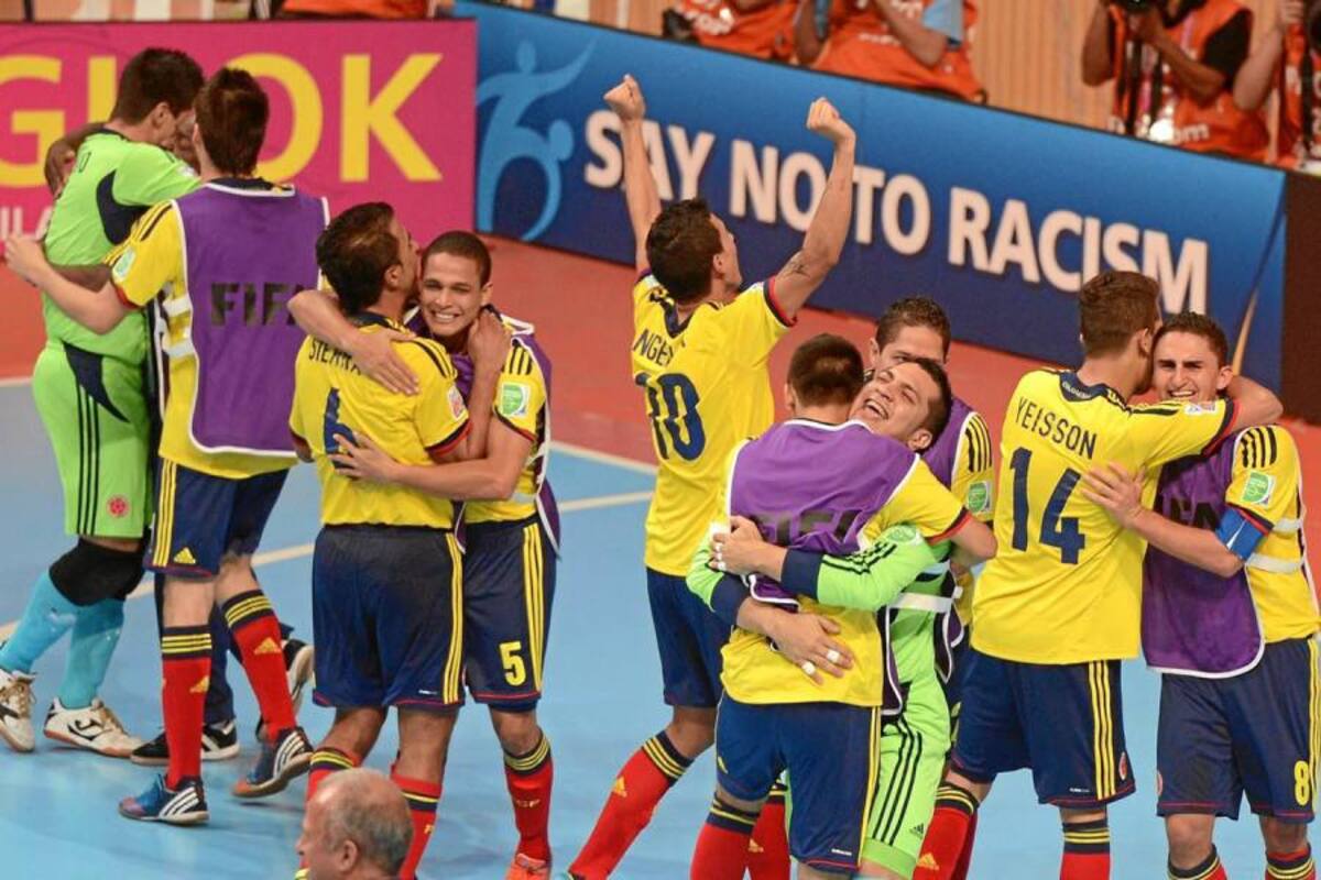 Colombia dio la sorpresa al vencer ayer a Irán (2-1) y clasificarse para los cuartos de final del Mundial de Fútbol Sala que se está disputando en Tailandia, en los que se verá las caras con Ucrania, que antes había eliminado a Japón (victoria por 6-3). (Foto: AFP / VANGUARDIA LIBERAL )