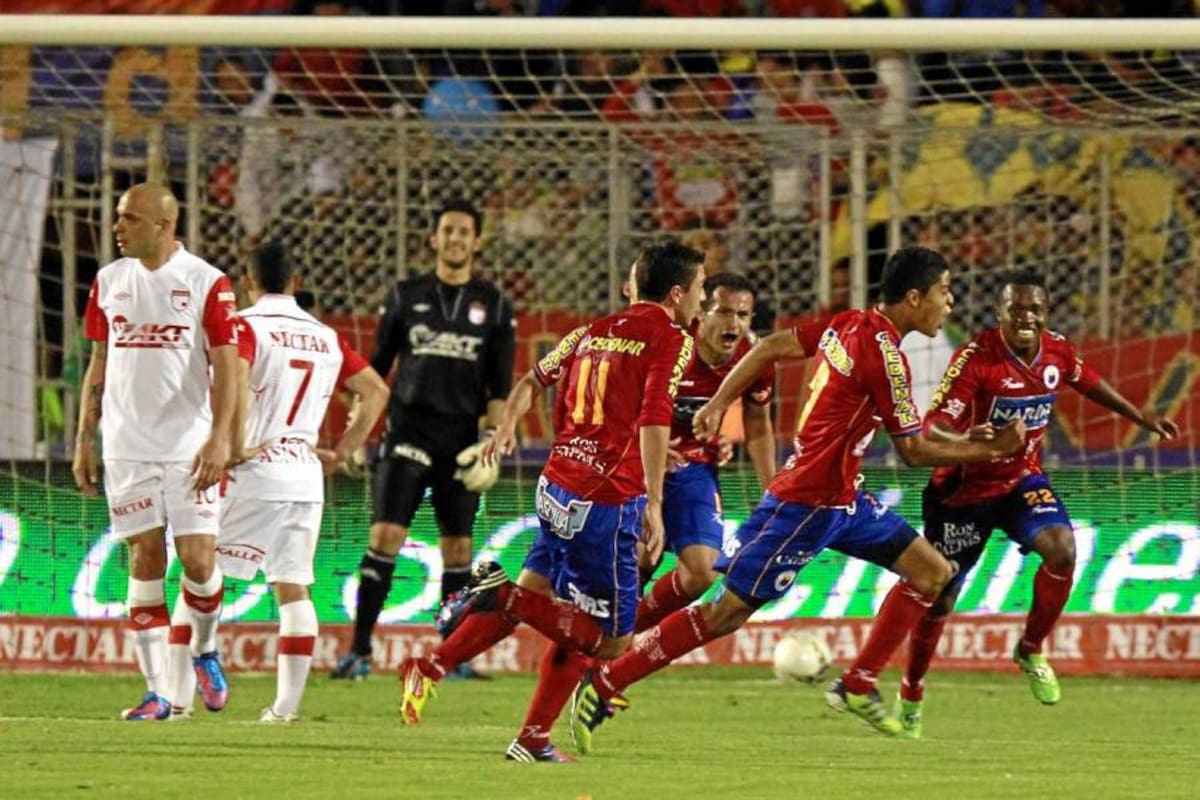 Independiente Santa Fe empató anoche 1-1 en la cancha del Deportivo Pasto y quedó a 90 minutos de definir el próximo domingo en su cancha el título de la Liga Postobón I, que puede ser el séptimo de su historia o el segundo en la del rival. (Foto: Colprensa / VANGUARDIA LIBERAL )