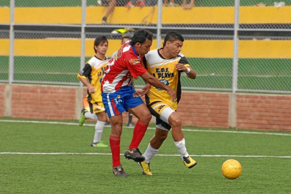 Oswaldo Mackenzie es uno de los jugadores que engalanan el Torneo de la Cancha Marte en la Categoría sénior máster. El barranquillero marcó el gol con el que su equipo La Playa derrotó 1 – 0 a Mulatas. (Foto: Jaime Del Río / VANGUARDIA LIBERAL)