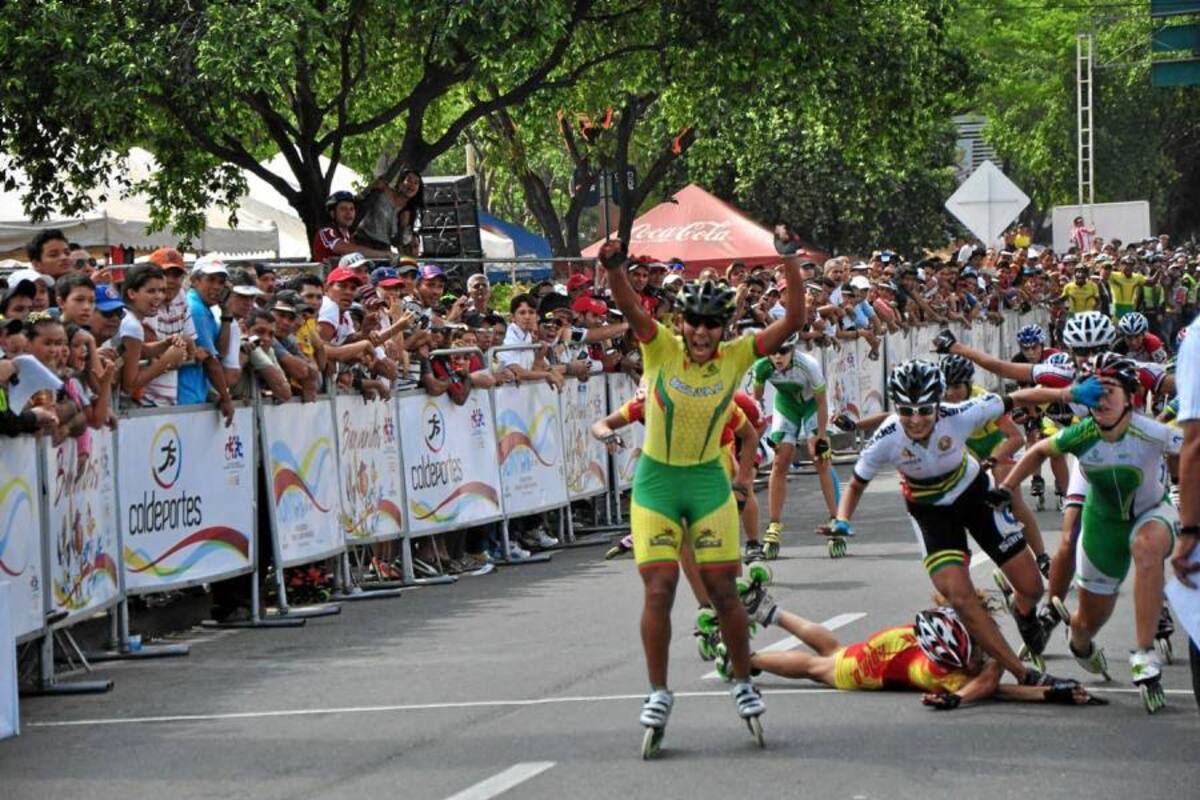 Así terminó la prueba de maratón del patinaje de carreras en la rama femenina de los XIX Juegos Deportivos Nacionales, con caída, en la que se aprecia como la santandereana Gina Tatiana Menjura se vio perjudicada, pese a que se colgó la medalla de bronce. (Foto: Colprensa / VANGUARDIA LIBERAL)
