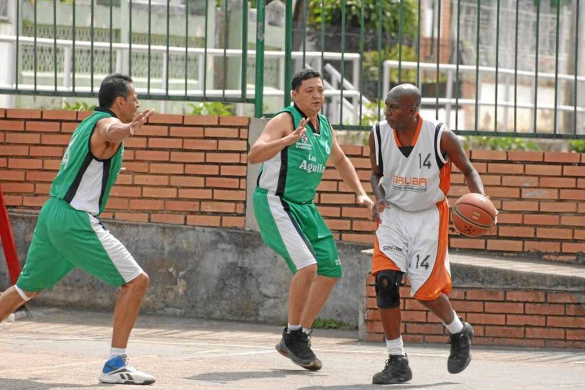 Club Águilas (verde) superó 73 – 59 a Singer en la final del Torneo de Unibasvet y se quedó con la tercera corona del año, destronando al campeón de los dos primeros campeonatos del año. (Foto: Jaime del Río / VANGUARDIA LIBERAL )