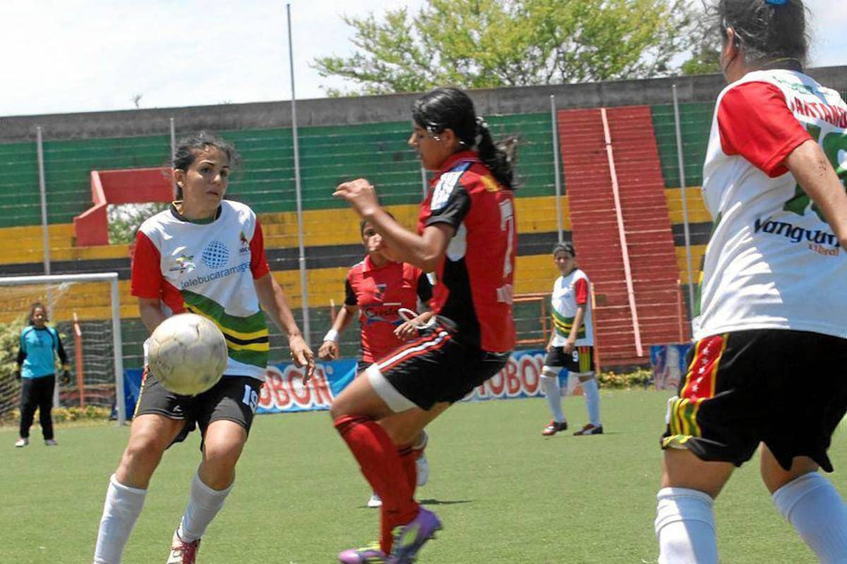 La selección Santander de fútbol femenino solo tiene un objetivo: clasificar a Juegos Nacionales, y para ello está teniendo partidos de fogueo, como los del pasado fin de semana ante Norte de Santander. (Foto: Jaime Del Río / VANGUARDIA LIBERAL)