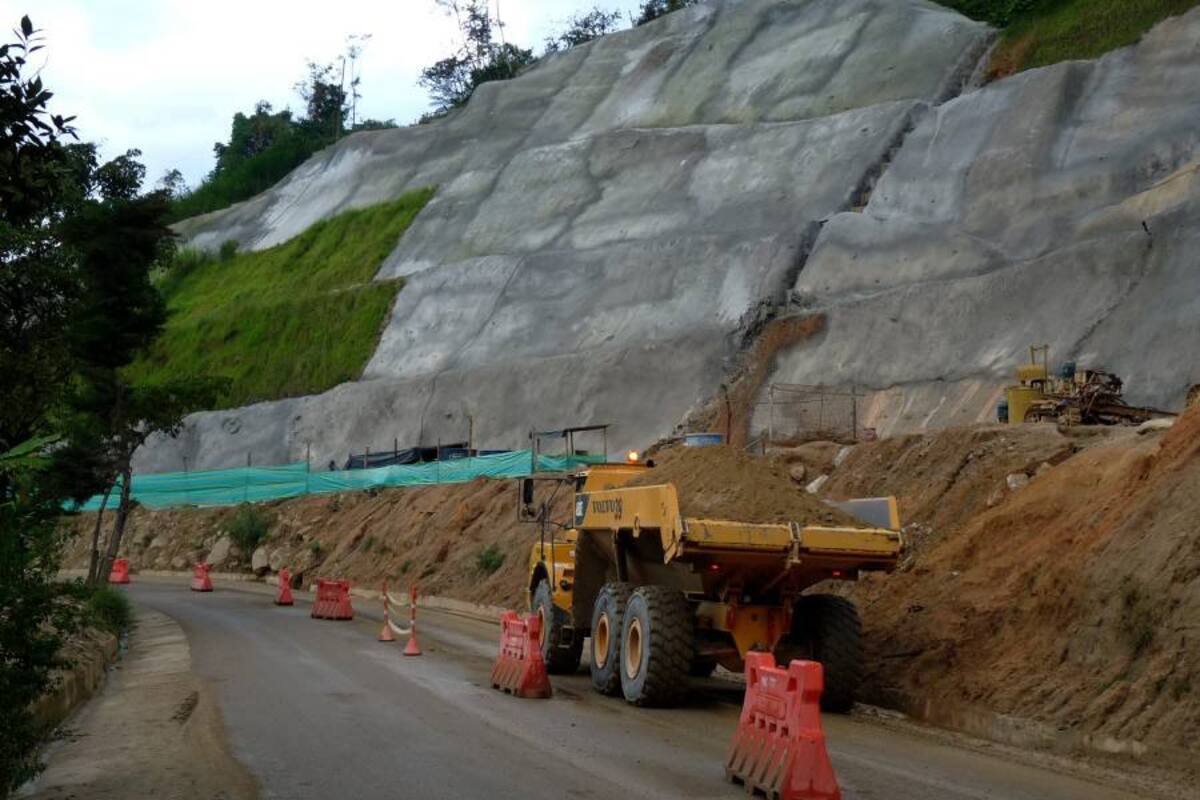 Avanza la construcción de la doble calzada Bucaramanga-Cuestaboba a partir del kilómetro 8. En varias ocasiones se ha tenido que utilizar la maquinaria del consorcio para la remoción de derrumbes. (Foto: Archivo/VANGUARDIA LIBERAL )