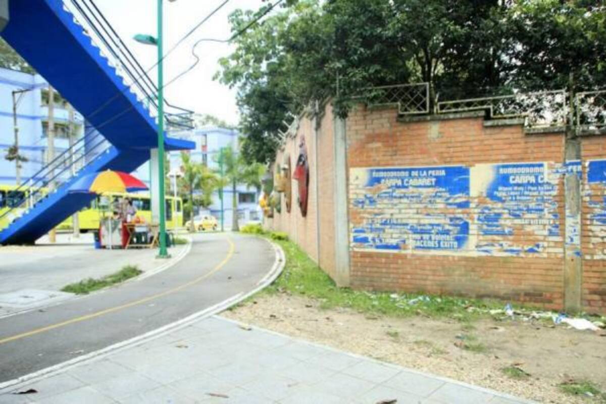 La comunidad manifestó su descontento por la publicidad que fue instalada en los muros donde se encuentran las máscaras con figuras de la cultura Guane.(Foto: Mauricio Villamizar/VANGUARDIA LIBERAL)