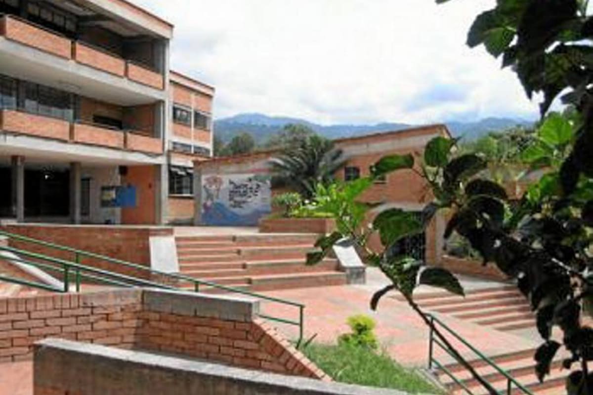 La iniciativa busca que jóvenes que no pudieron termina el bachillerato lo terminen con una buena formación educativa en horarios flexibles. (Foto: Suministrada/VANGUARDIA LIBERAL)