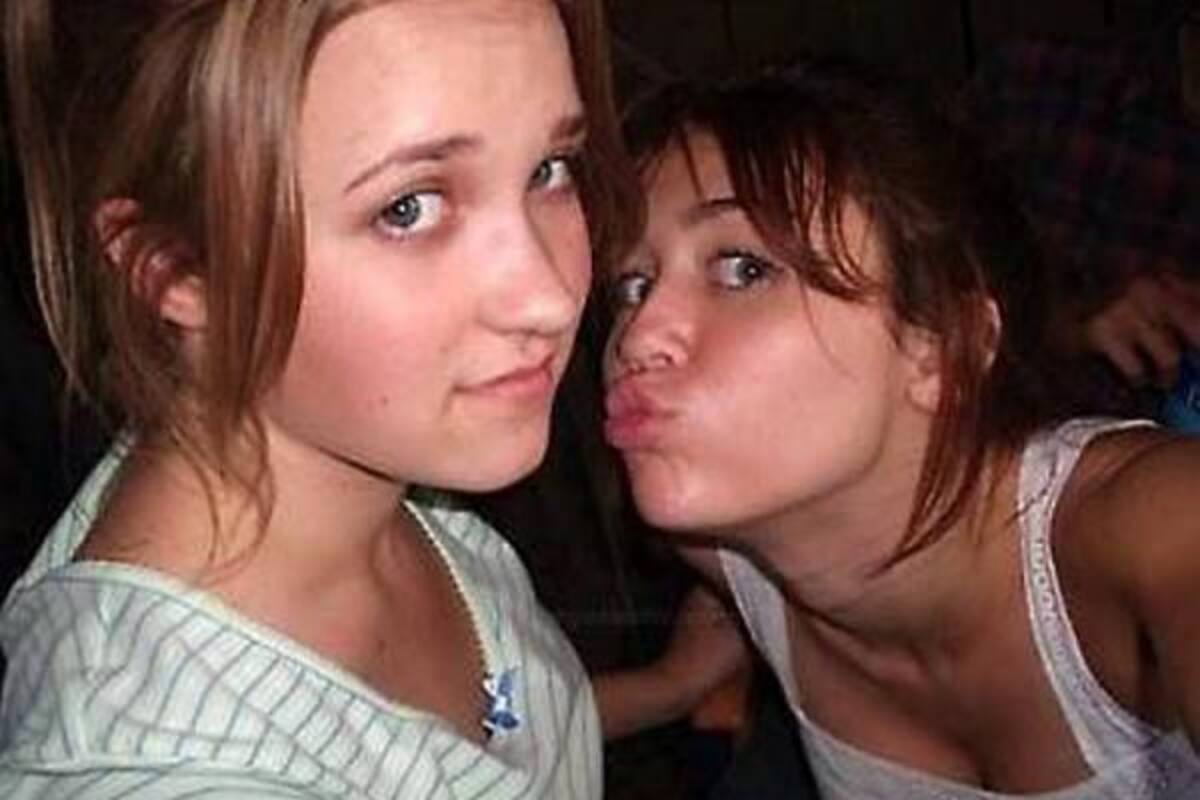El rumor se suscitó a raíz de unas comprometedoras fotos que circulan en Internet, donde se puede apreciar a Miley Cyrus demasiado cerca de su ex compañera en 'Hanna Montana', Emily Osment.
