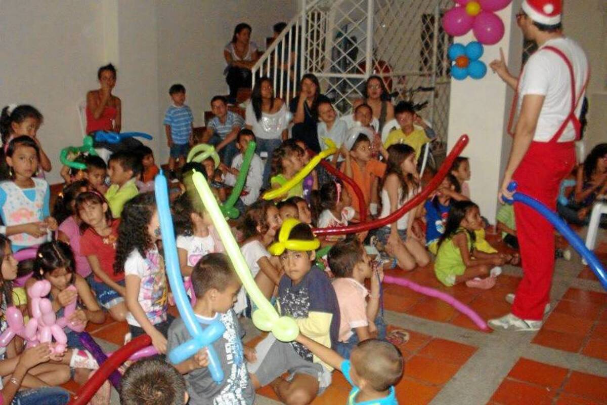 Cada año, este grupo de jóvenes organiza campañas navideñas para recolectar regalos para los niños de población vulnerable. (Foto: Suministrada/VANGUARDIA LIBERAL )