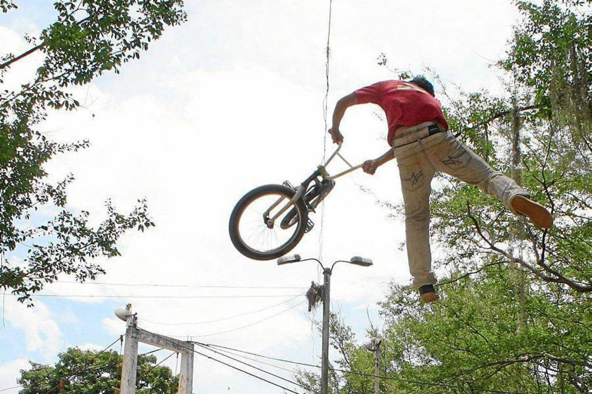 En las noches, la pista de ciclismo extremo de El Gallineral se ha convierte en refugio de delincuentes. (Foto: Mauricio Betancourt/VANGUARDIA LIBERAL )