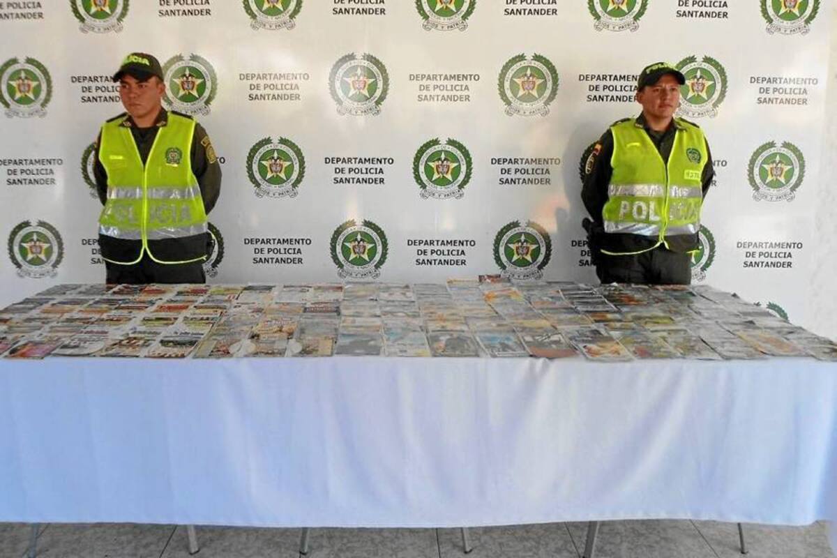 Los CD y el capturado fueron dejados a disposición de la Fiscalía seccional San Gil para aclarar los hechos. (Foto: Suministrada/VANGUARDIA LIBERAL)