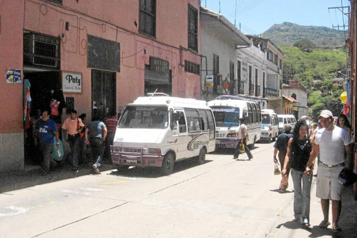 Los transportadores de servicio escolar piden al gobierno municipal agilizar los documentos para recibir los dineros que les adeudan desde el mes de septiembre de 2011. (Foto: Archivo/VANGUARDIA LIBERAL )