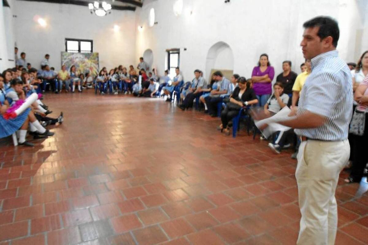 La protesta se dio en las instalaciones de la Casa de la Cultura donde se pidió aclarar el por qué aún no se tiene transporte escolar, pues se había mencionado que se tendría a finales de marzo y ahora se informa que todo quedará solucionado a final de abril una vez se surta el proceso contractual. (Foto: Nancy Acuña R./VANGUARDIA LIBERAL)