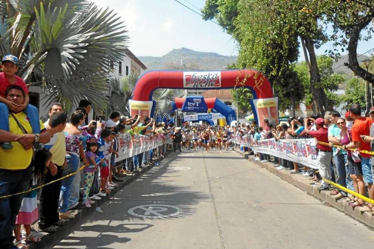 Una niña entre los ganadores de la segunda carrera atlética