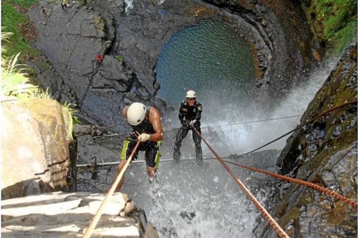 En la fotografía se observa a los uniformados policiales practicando el torrentismo en las cascadas de Juan Curi, en el municipio el Páramo. (Foto: Suministrada/VANGUARDIA LIBERAL)