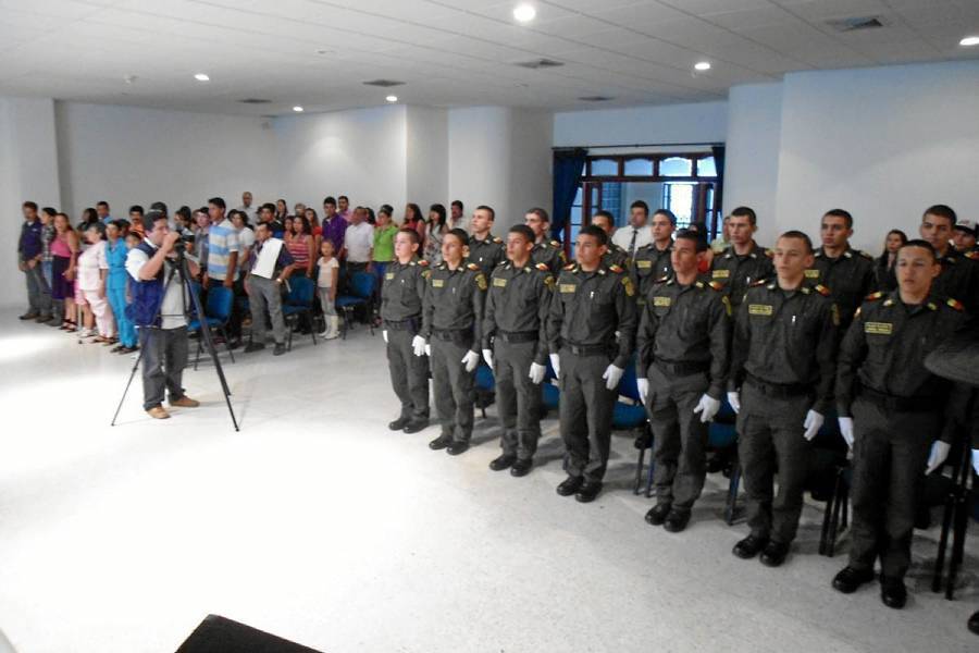 Aspectos de la ceremonia de toma de juramento por parte de 15 auxiliares de policía que estuvieron acompañados de sus familiares y amigos así como de autoridades civiles y policiales. (Foto: Nancy Acuña R./VANGUARDIA LIBERAL)