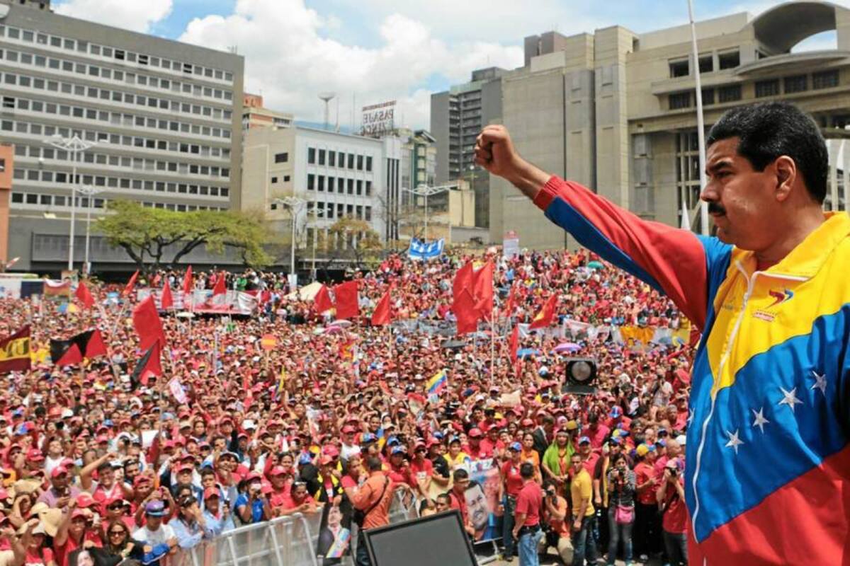 El sucesor de Chávez se asomó con el puño en alto al balcón del máximo órgano electoral que da sobre la plaza Diego Ibarra de Caracas, donde miles de sus seguidores estaban concentrados. (Foto: AFP / VANGUARDIA LIBERAL)
