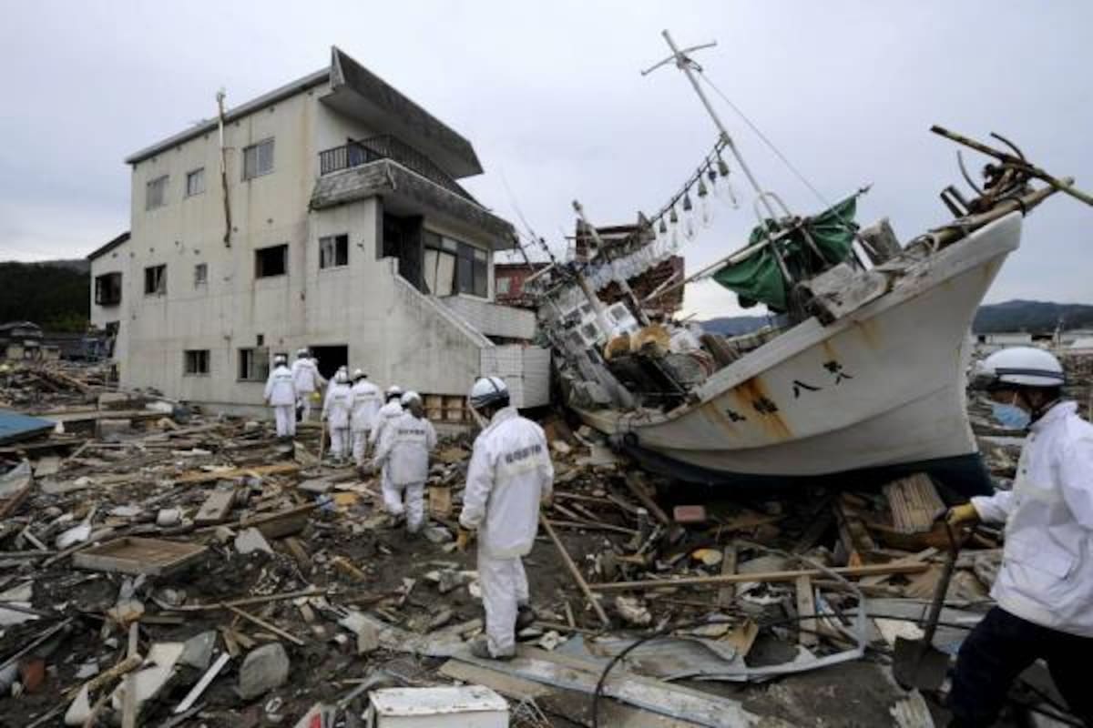 Policías japoneses protegidos con mascarillas inspeccionan la desolada ciudad de Kesennuma en busca de cadáveres de víctimas del terremoto.(Foto: EFE / VANGUARDIA LIBERAL)
