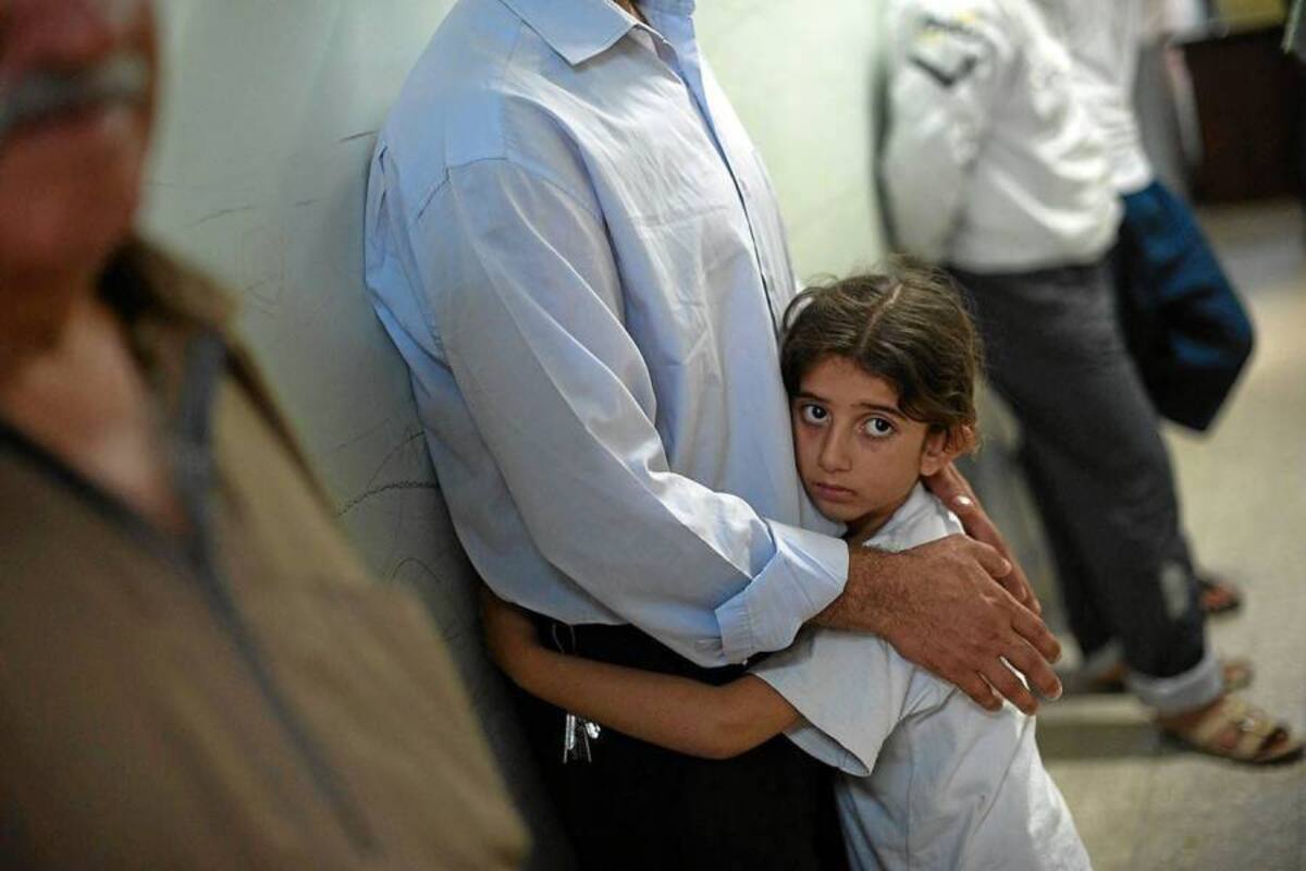 Una niña proveniente de Alepo abraza a su padre en una escuela en la ciudad de Azaz, habitada como refugio para los desplazados por los combates entre rebeldes y fuerzas gubernamentales. (Foto: AFP / VANGUARDIA LIBERAL)