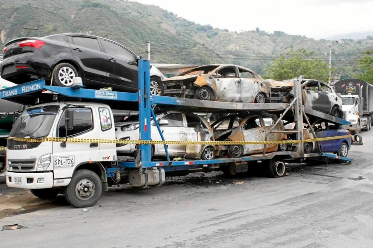 Totalmente calcinados quedaron los seis vehículos tras el incendio que se habría originado en la llanta trasera derecha del camión tipo ‘niñera’ en el que eran transportados. (Foto: Nelson Díaz/VANGUARDIA LIBERAL)