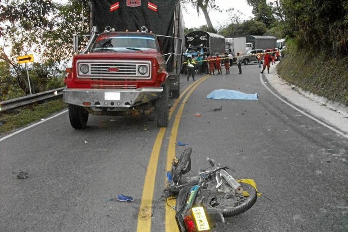 Al parecer el motociclista invadió el carril por el que se movilizaba una camioneta. (Foto: Suministrada/VANGUARDIA LIBERAL)