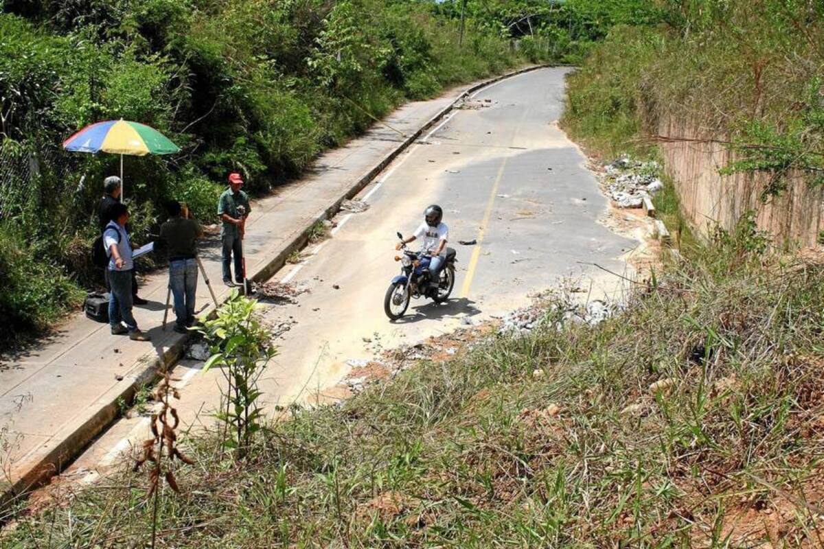 A pesar de encontrarse sellada, algunos motociclistas transitan por esta vía realizando todo tipo de maniobras para evadir los deslizamiento que se encuentran sobre la carretera. (Foto: Mauricio Betancourt / VANGUARDIA LIBERAL )