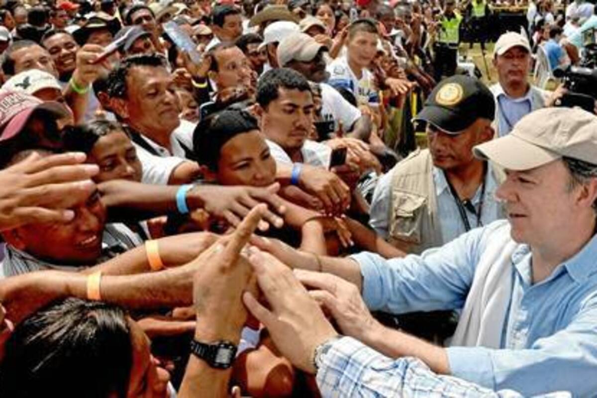 El presidente Santos asistió con varios de sus ministros a la multitudinaria marcha en pro de la Ley de Víctimas y Restitución de Tierras en Necoclí, Antioquia. (Foto: Colprensa/VANGUARDIA LIBERAL)