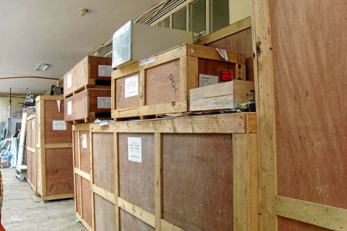 Equipo de medicina que costó $1.838 millones está abandonado en un parqueadero del HUS (Foto: Suministrada/VANGUARDIA LIBERAL)