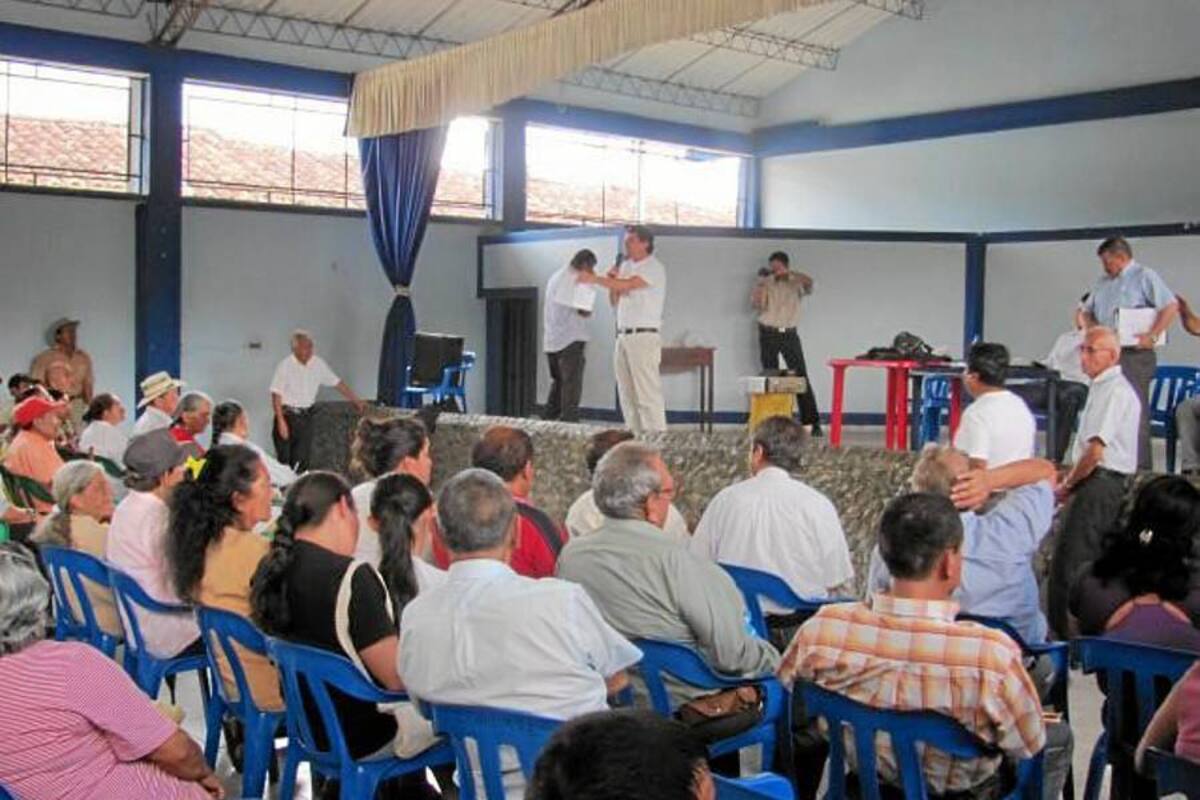 Aspectos del foro comunitario adelantado en Charalá donde la población expuso su inconformismo ante los altos precios que deben pagar por concepto de impuesto predial debido al avalúo catarral realizado por el IGAC el año anterior. (Foto: Suministrada /VANGUARDIA LIBERAL)