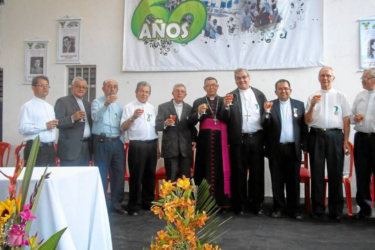 Brindis que realizaron recientemente los sacerdotes que han sido rectores del Colegio San Luis Gonzaga de Barbosa. (Foto: Suministrada /VANGUARDIA LIBERAL)