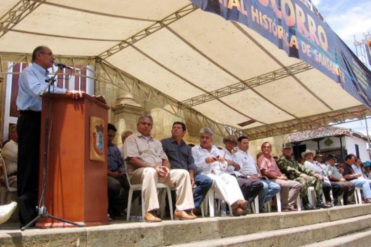 Aspectos de las intervenciones del gobernador de Santander Horacio Serpa Uribe, quien al igual que el director nacional de Planes Departamentales de Agua del gobierno Nacional, Iván Mustafá se pronunciaron públicamente sobre el proyecto del nuevo acueducto con que contaría Socorro, el domingo en el atrio de la Concatedral, en el marco de los actos protocolarios de celebración de los 201 años de independencia del municipio. (Foto: Nancy Gómez/VANGUARDIA LIBERAL)