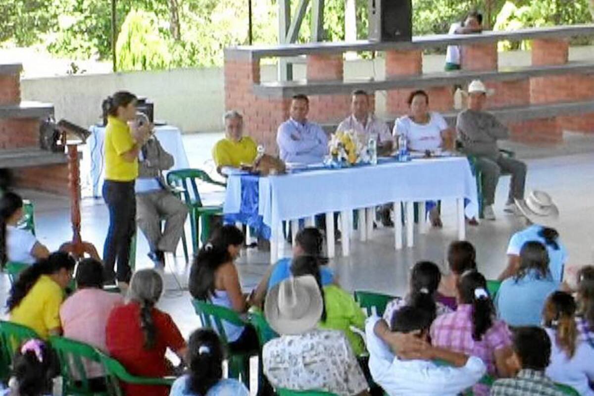 Aspectos de la reunión de socialización con los padres de familia y comunidad veredal en Guadalupe, donde se informó que el Instituto Técnico Agropecuario colaborará en la formación pedagógica para el desarrollo de las competencias y la comunidad pone el lote y la mano de obra para el proceso productivo. (Foto: Suministrada/VANGUARDIA LIBERAL)
