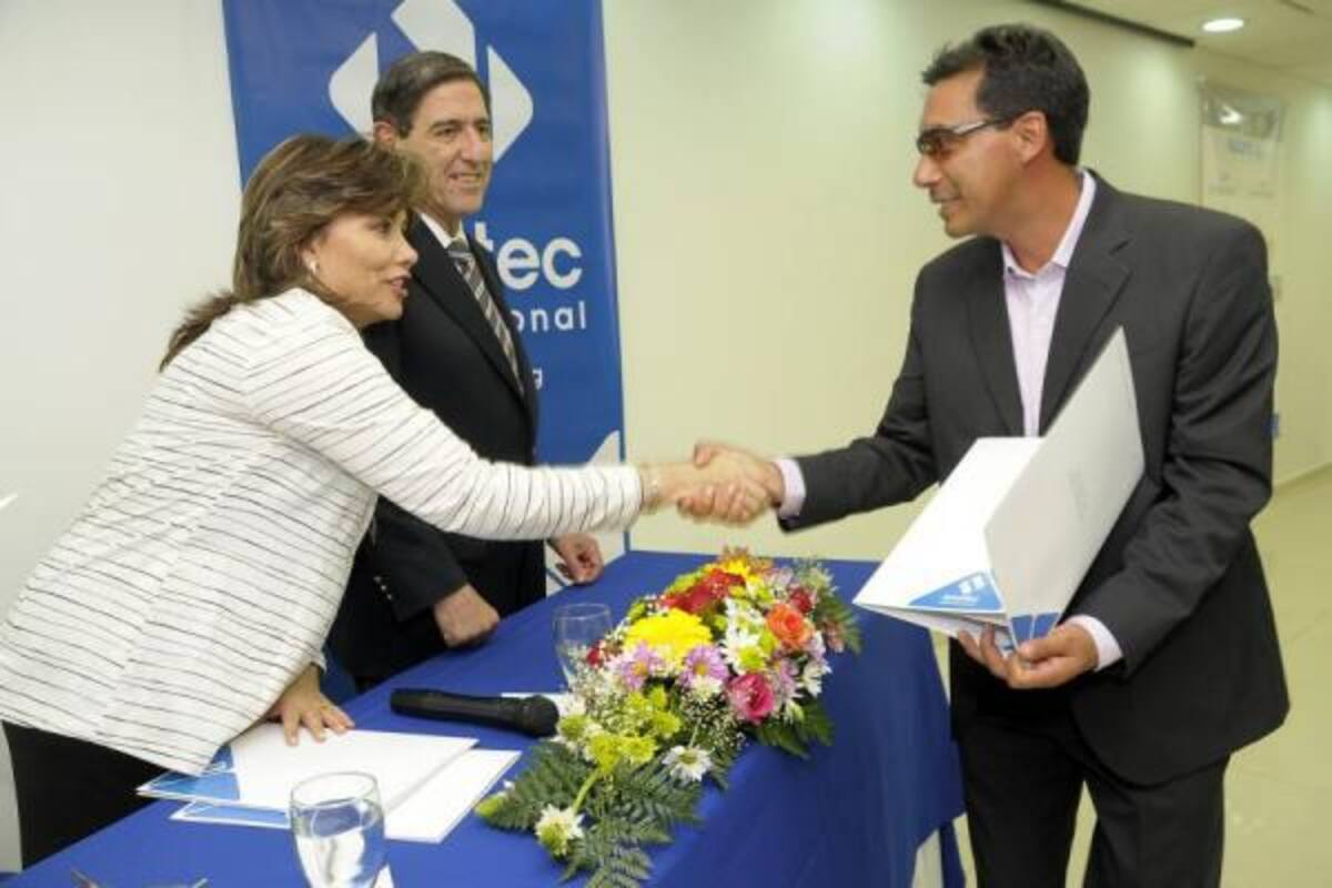 Aspectos del momento en que el Alcalde recibe el certificado Icontec para el Municipio de Sucre.(Foto: Hernando Galeano /VANGUARDIA LIBERAL)