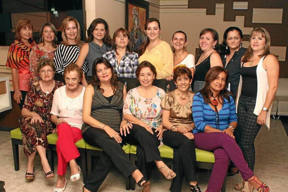 Lilia Neira, Irma Neira, Gloria Mesa Neira, Beatriz Calderón Gómez, Nohora Rodríguez, Sandra Cala, Dalgen Roa, Alba Gutiérrez, Luz Estella Cruz, Irma Teresa Neira, Claudia Vásquez, Martha Liliana Galvis, Nury Durán, Patricia Villamizar, Blanca Janeth Guarín y Marlene Prada Escobar. (Foto: Mauricio Betancourt / VANGUARDIA LIBERAL)