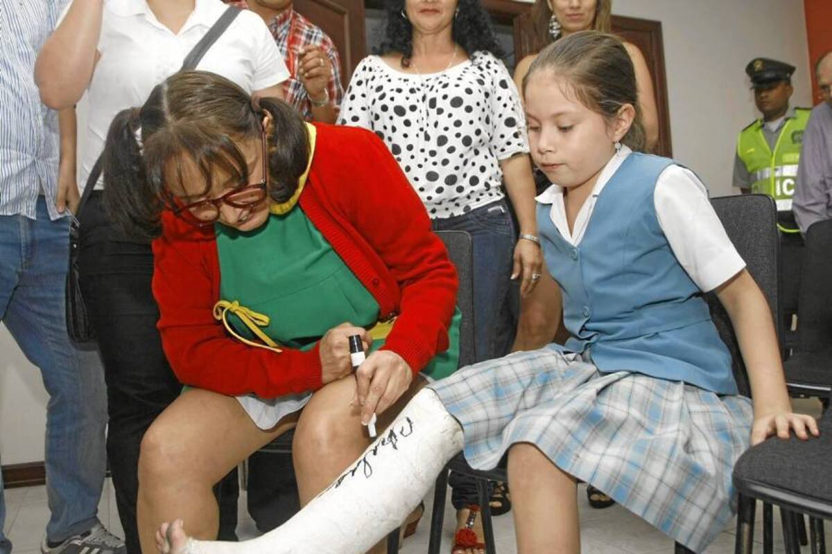 La chilindrina junto a otra de sus fans. (Foto: Cesar Flórez/ VANGUARDIA LIBERAL)