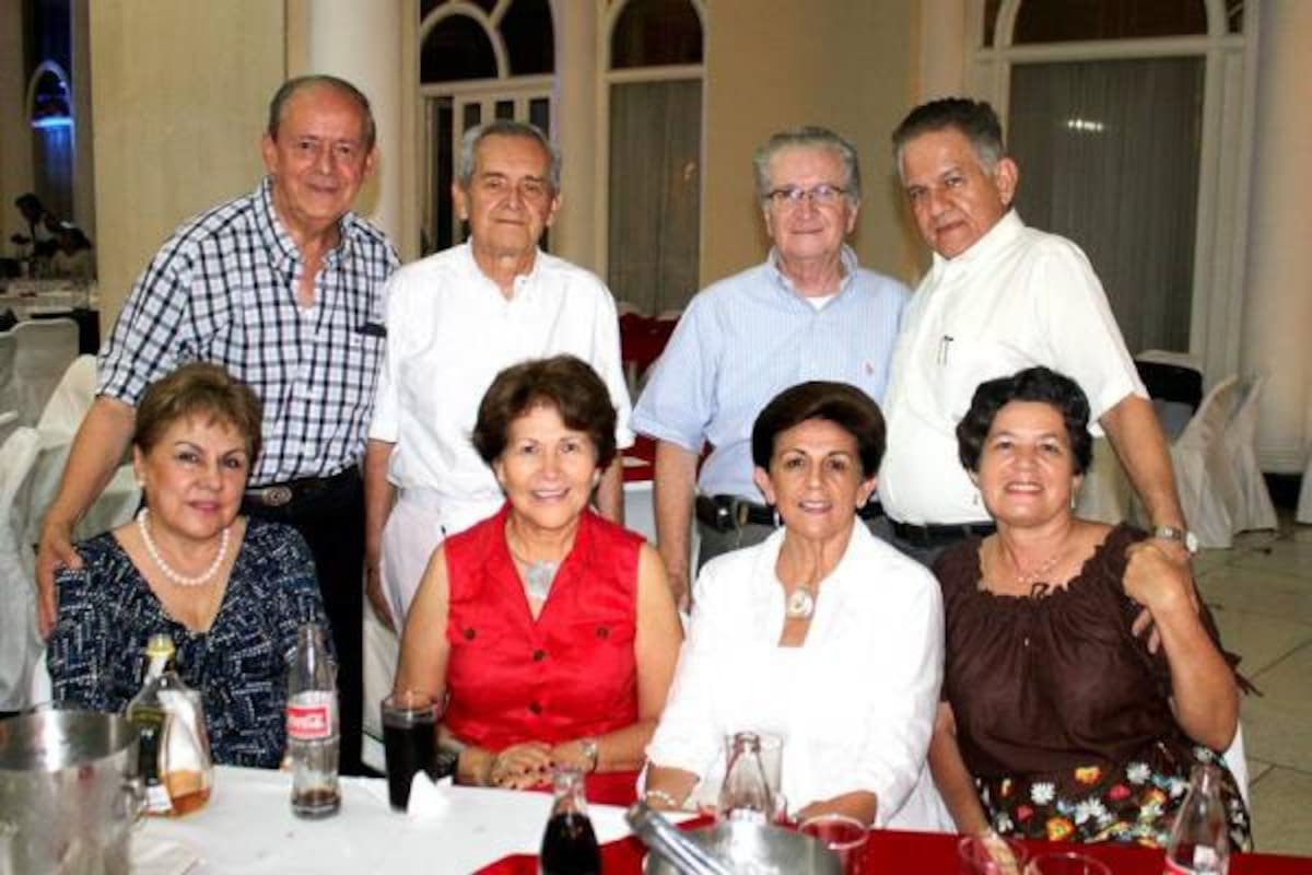 Sentadas: Nelly Ortiz de Plata, Alicia Serrano de Mantilla, Teresita de Rueda y Martha Cecilia de Quintero. De pie: Carlos Plata Castilla, Arturo Mantilla, Eduardo Rueda y Douglas Quintero Latorre.