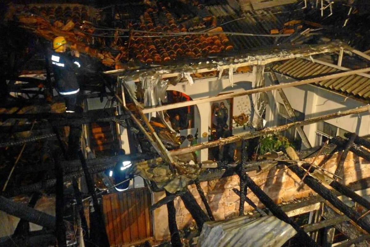 La oportuna acción de Bomberos de Vélez y Barbosa, voluntarios de la Defensa Civil de Vélez, y Policía Nacional y de la Escuela de Carabineros de la Provincia de Vélez pudieron sofocar las llamas que afectaron en gran medida 4 residencias de Vélez. (Foto: Suministrada. Prensa Esvel /VANGUARDIA LIBERAL)