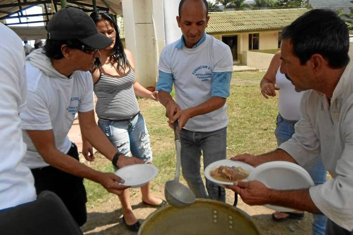 Aspectos de la jornada que el pasado viernes realizó el grupo JETS en Barbosa con los habitantes de calle. (Foto: Suministradas/VANGUARDIA LIBERAL)