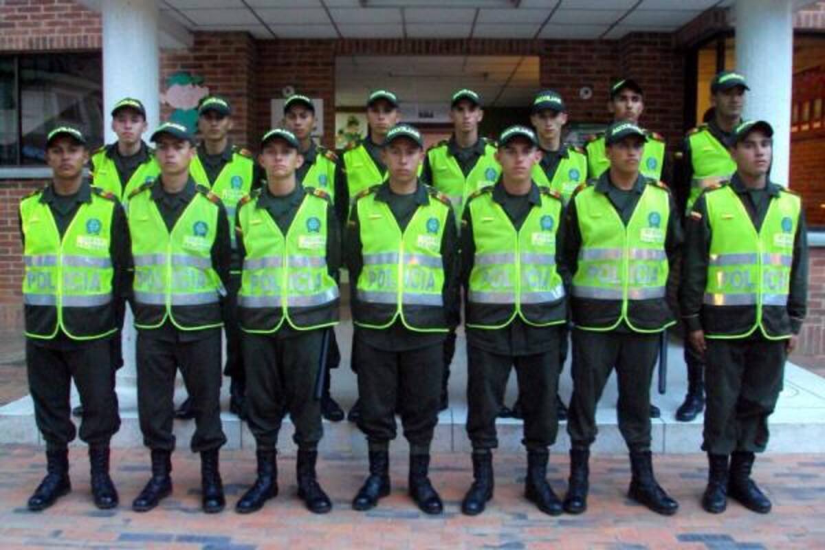 Quince jóvenes bachilleres tomaron juramento de bandera y estarán como auxiliares, apoyando labores comunitarias de la Policía Estación Barbosa.(Foto: Suministrada /VANGUARDIA LIBERAL)