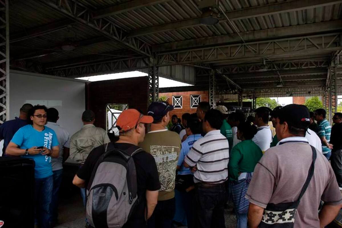 Ayer en inmediaciones de la puerta principal de acceso a la refinería de Barrancabermeja, la USO y trabajadores contratistas adelantaron una jornada de mitin. (Foto: Edgar Pernett/VANGUARDIA LIBERAL)