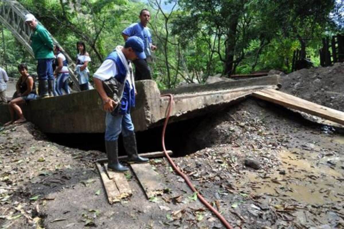El daño de los pilotes del puente El Tablazo mantiene incomunicadas a San Vicente y Bucaramanga.(Foto: Archivo/VANGUARDIA LIBERAL)