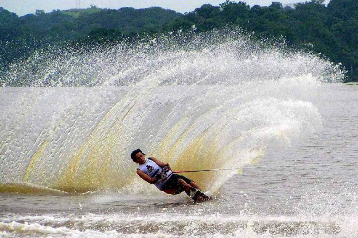 Uno de los planes preferidos para los visitantes más osados al Puerto Petrolero es la Ciénaga San Silvestre, por las condiciones propicias que ofrece para la práctica de deportes náuticos. Sin embargo, algunas personas creen que este atractivo debería estar ligado a paquetes turísticos que ofrezcan otras actividades. (Foto: Edgar Pernett/VANGUARDIA LIBERAL)