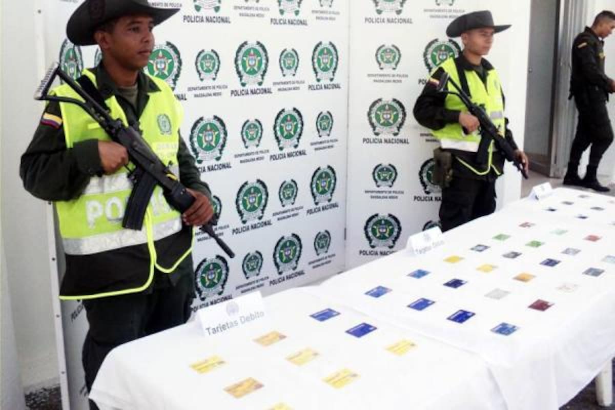 Tras ceder continuamente su turno en una fila para retirar dinero de un cajero de la calle 50, un hombre fue conducido a la Estación para verificar su identidad. Al realizarle una requisa le fueron encontradas varias tarjetas débito.(Foto: Suministrada/VANGUARDIA LIBERAL )
