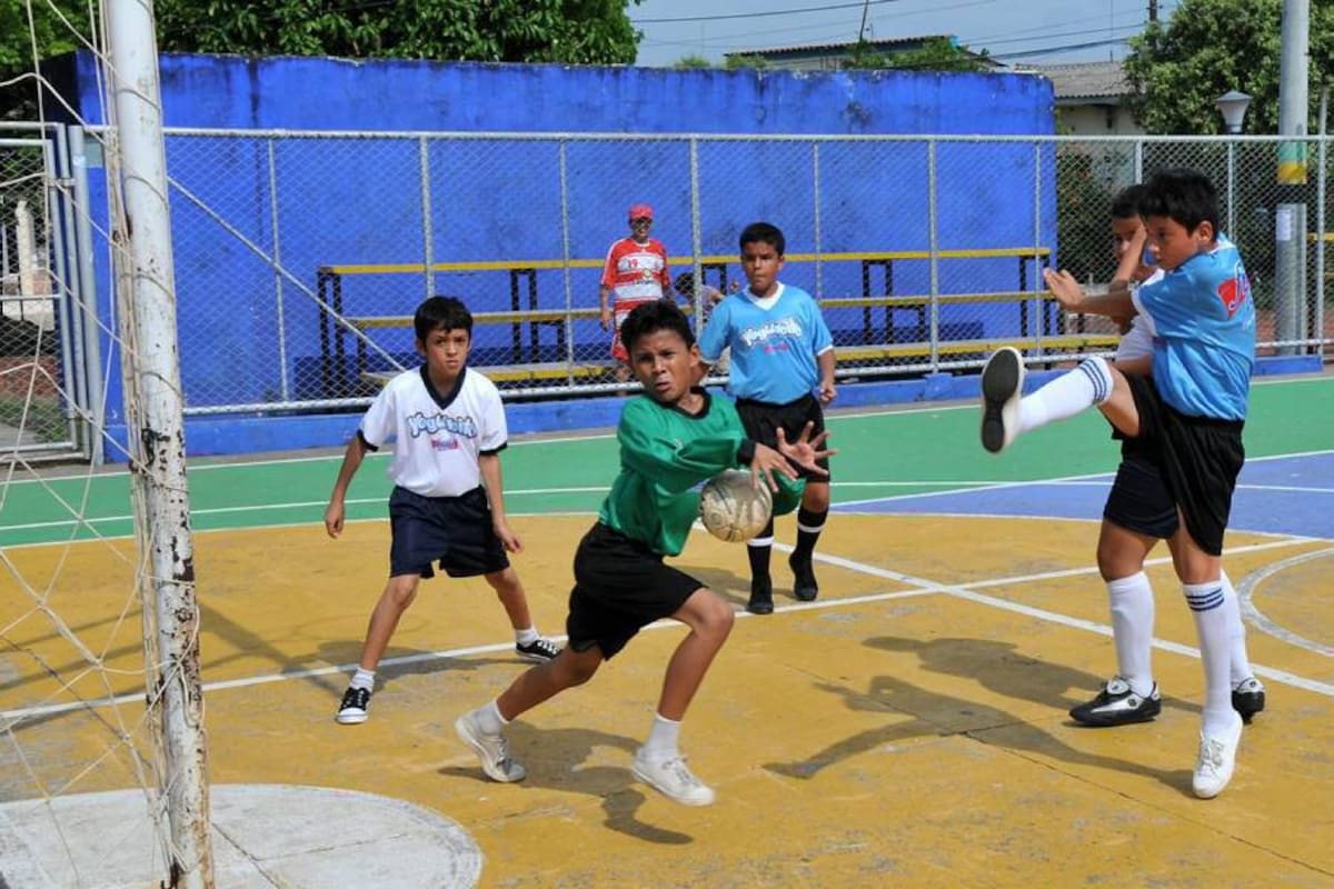 En horas de la tarde del pasado sábado el colegio Pierre de Fermat derrotó 2–0 a la Escuela General Córdoba en la primera fecha de la Copa Yogurcito Freskaleche de Microfútbol. (Foto: Ricardo Pérez/VANGUARDIA LIBERAL)