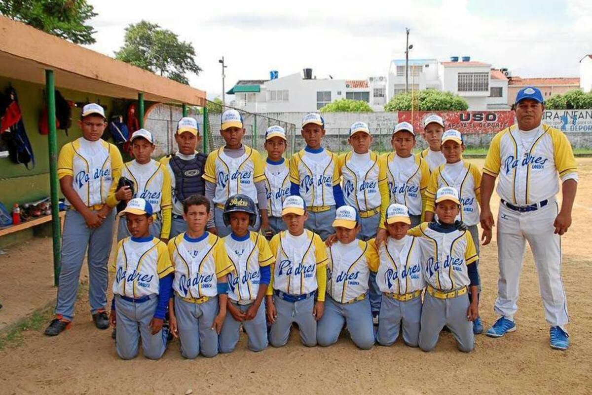 Formación del equipo Padres de Lorica de Córdoba. (Foto: Edgar Pernett/VANGUARDIA LIBERAL)