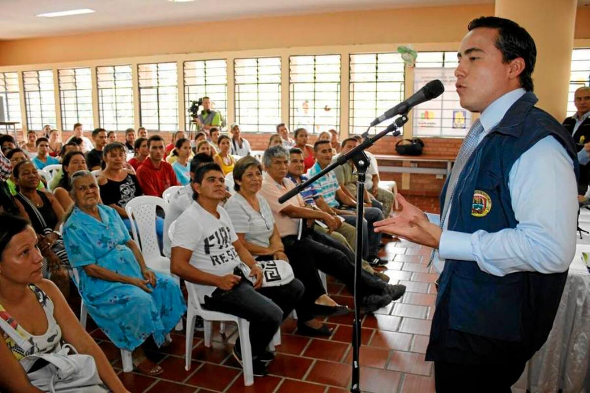 El Gobernador de Santander, Richard Aguilar Villa, oficializó ayer la entrega de los subsidios de arriendo a las familias damnificadas del Café Madrid, para los primeros tres meses. Durante su visita entregó además una donación de 144 cocinetas. (Foto: Nelson Díaz/VANGUARDIA LIBERAL)