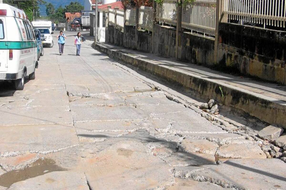 El funcionario de Planeación anunció que próximamente se va a iniciar un proceso de seguimiento a los depósitos de materiales existentes en el área, para que sus propietarios colaboren en la adecuación del pavimento en concreto afectado. (Foto: Nancy Gómez/VANGUARDIA LIBERAL)
